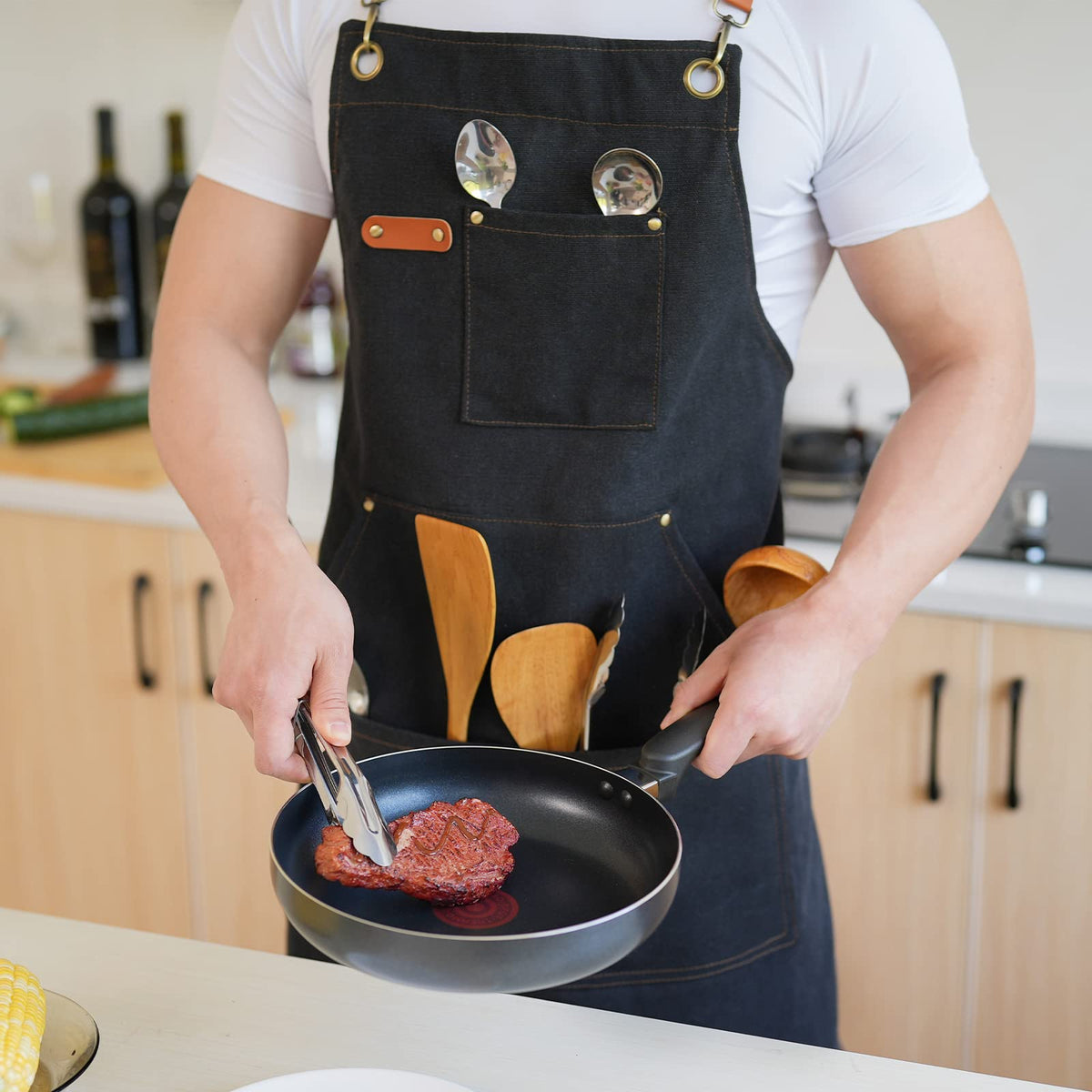 Aoomzoon heavy-duty apron with multipocket layout keeps essentials close at hand.