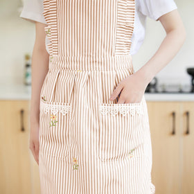 Aoomzoon apron with two large front pockets keeps utensils within reach