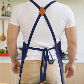 Aoomzoon heavy-duty buckle closeup shows secure cross-back adjustment for comfort