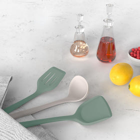 AOTHOD silicone pasta server lifts pasta without clinging.