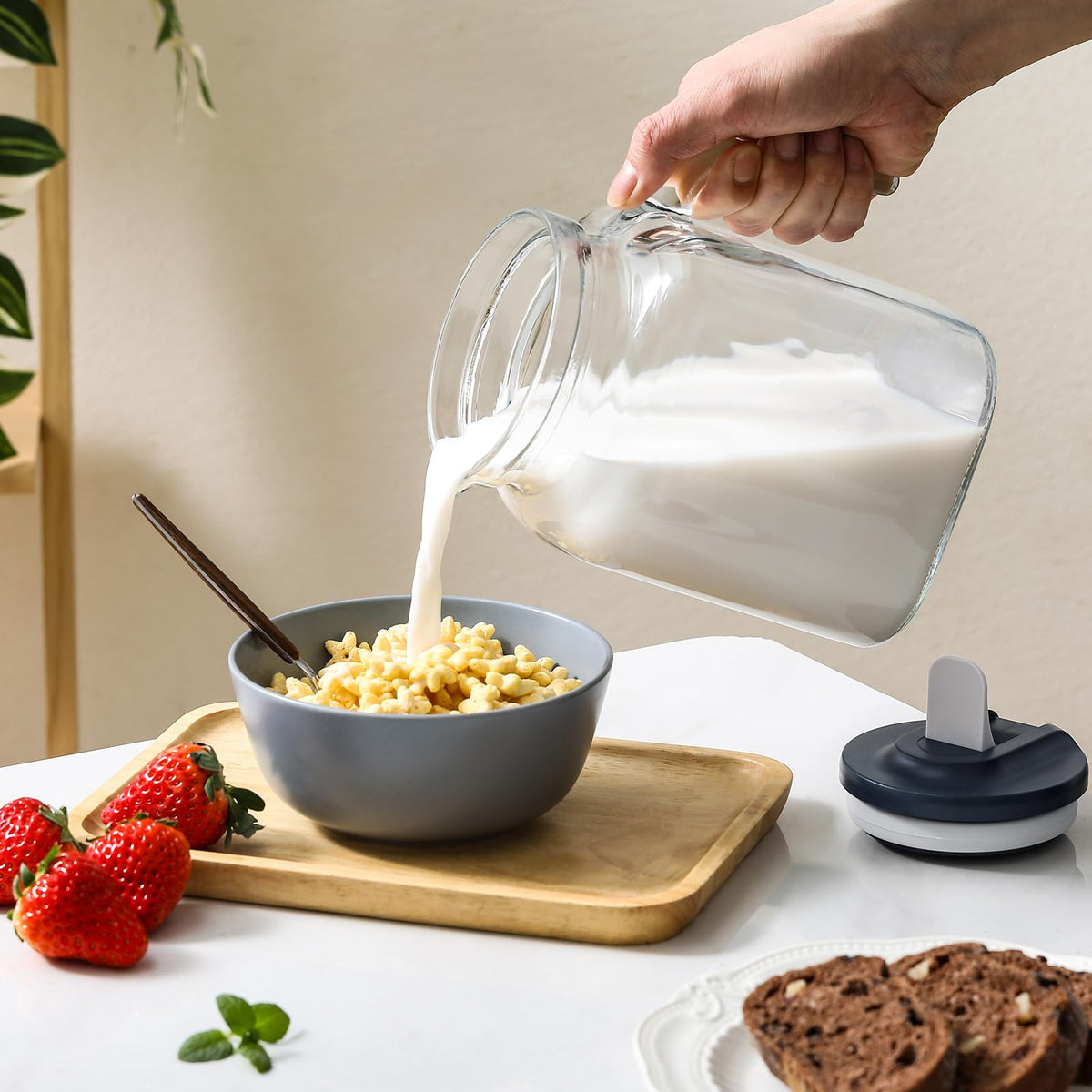 AOZITA 2L capacity ideal for large batches of iced tea or juice