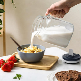 AOZITA 2L capacity ideal for large batches of iced tea or juice