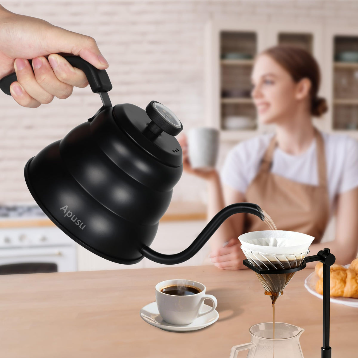 Apusu kettle with built-in thermometer for easy temperature monitoring during brewing
