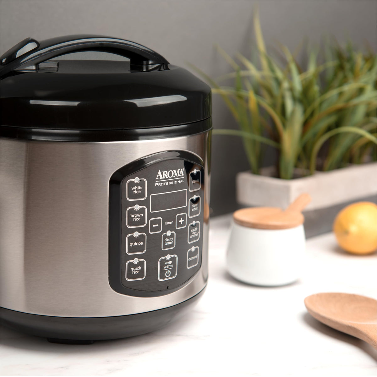 AROMA ARC-954SBD saute-then-simmer feature boosts flavor with gentle browning.