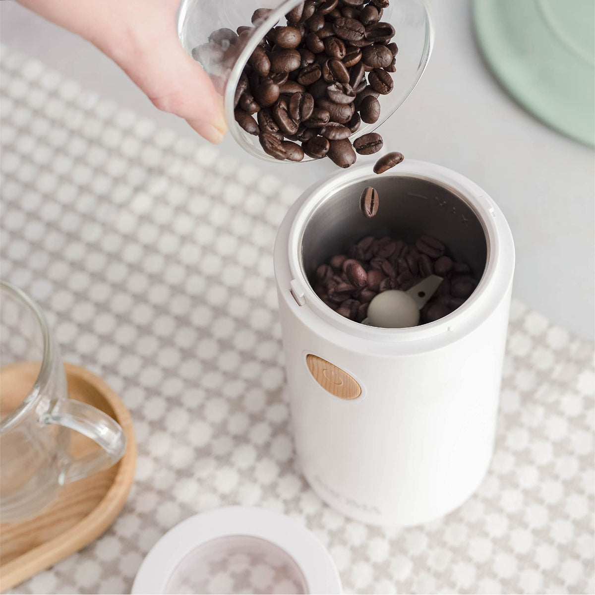 AROMA portable compact design fits small kitchens or travel setups.