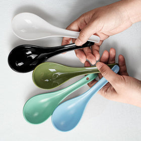 Artena spoons with non-slip hook design prevent sliding.