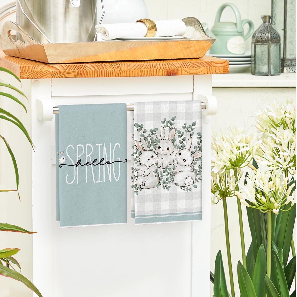 Artoid Mode 18x26 inch towel provides durable, absorbent drying on dishes.