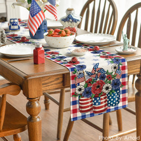 Artoid Mode bold 4th of July table decor.