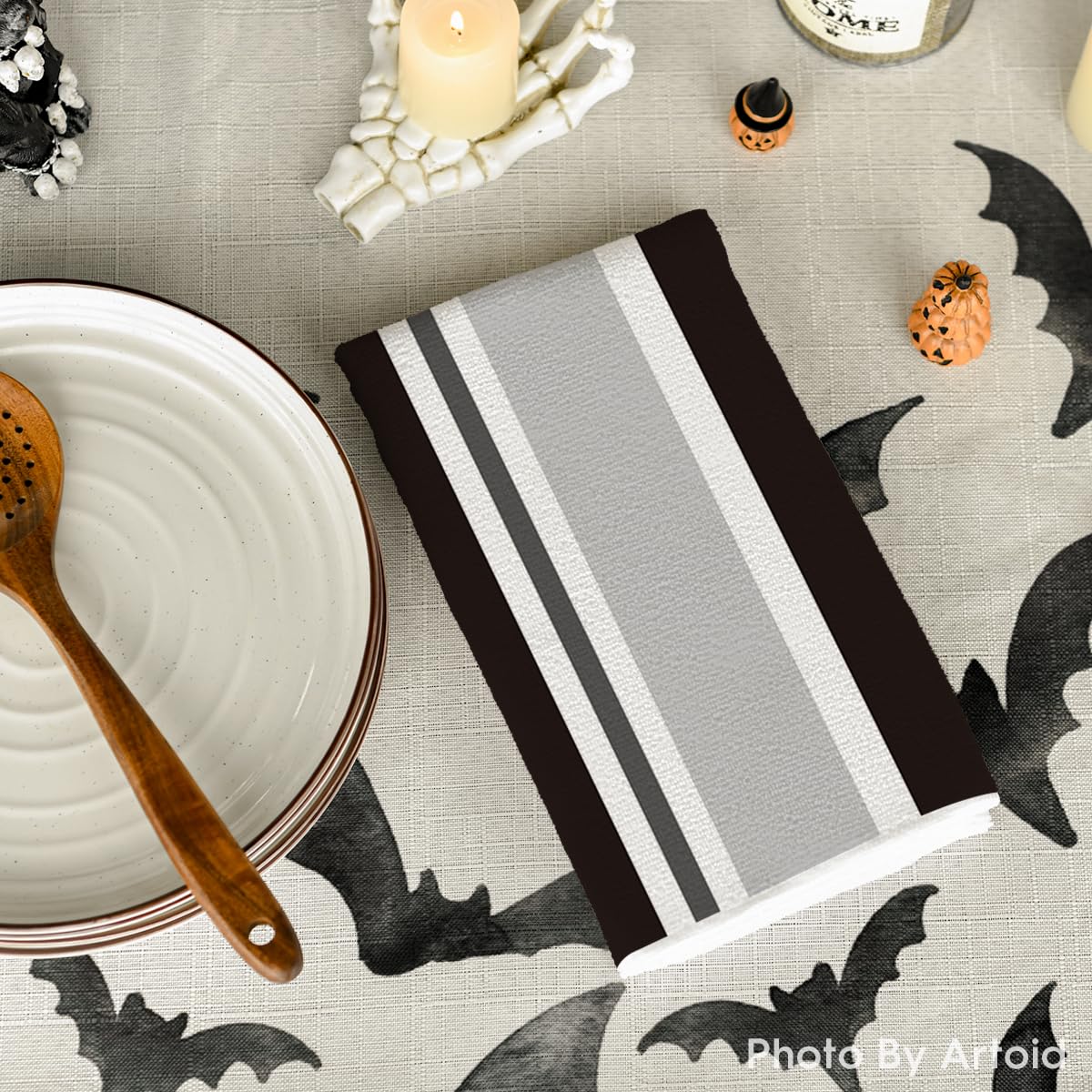 Artoid Mode absorbent dish towels help dry dishes and cookware with minimal streaks