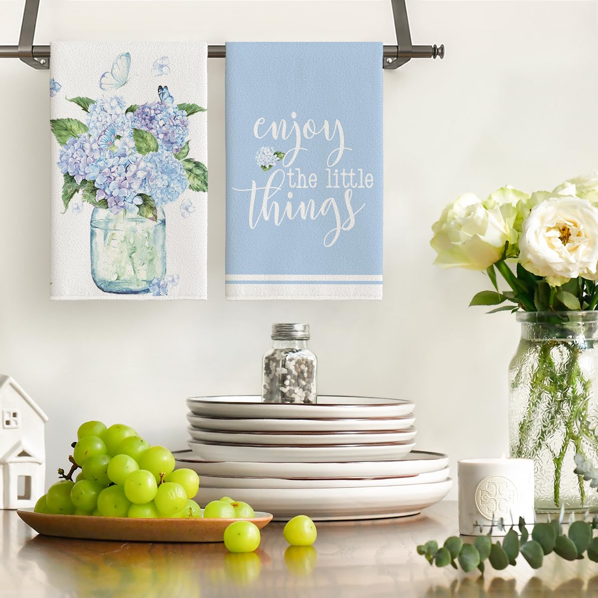 Artoid Mode Blue Hydrangea Motto towel, durable fibers ideal for daily dish drying and scrubbing.
