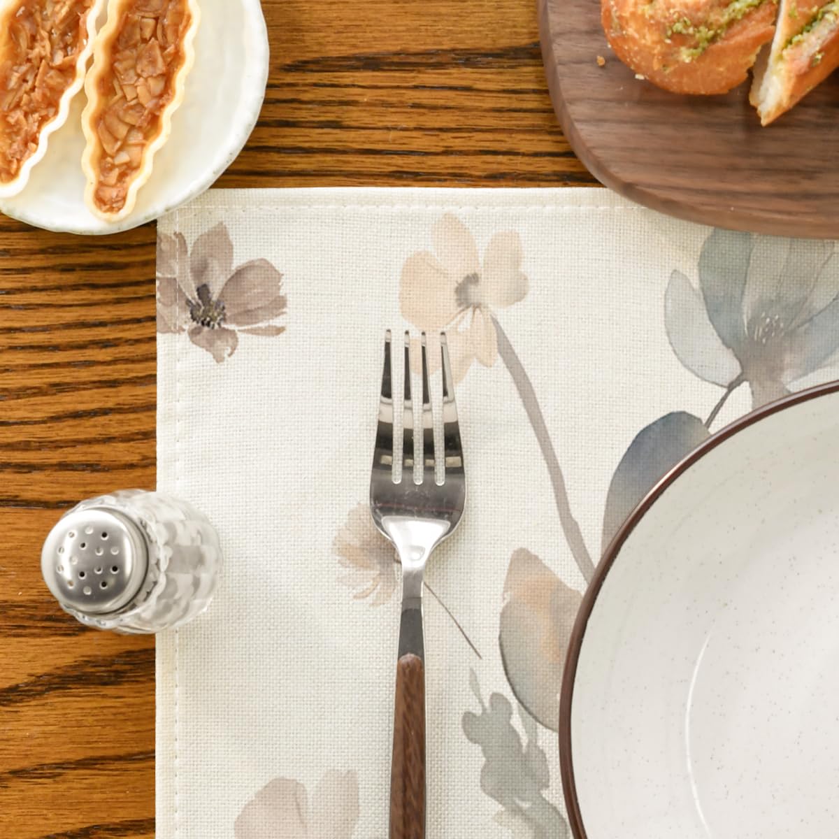 Artoid Mode brown poppy floral leaves placemat brightens any dining space with color.