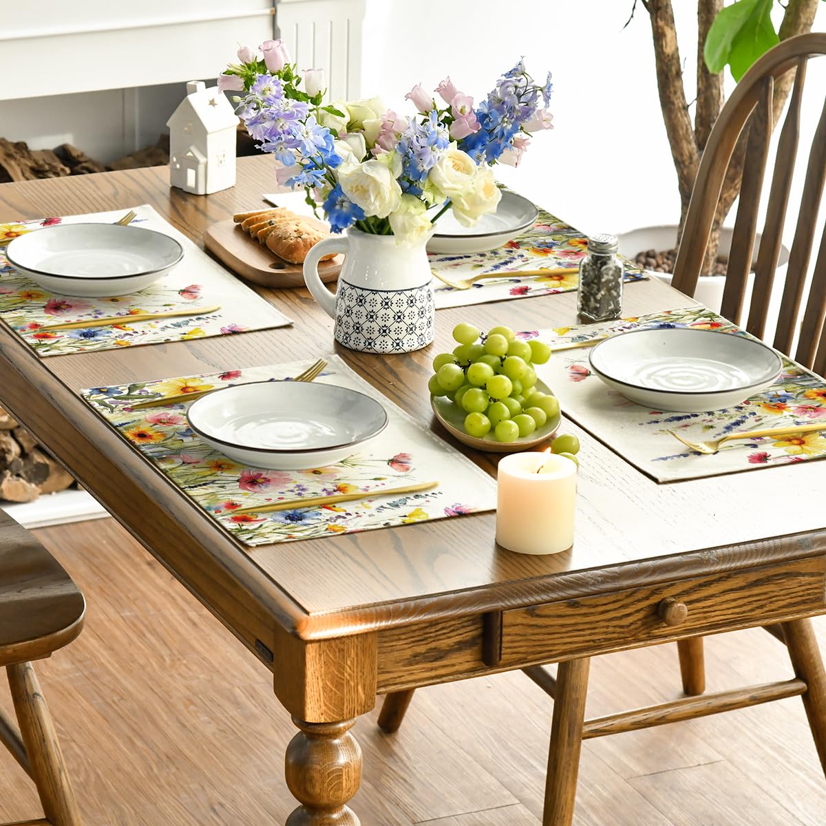 Artoid Mode daisy-lavender placemat brings bright, wrinkle-resistant style to tables.