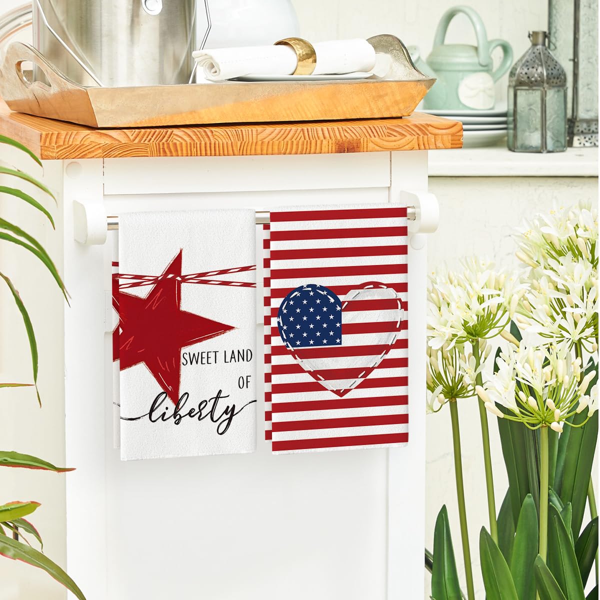 Artoid Mode soft durable fibers prevent scratching on delicate cookware.