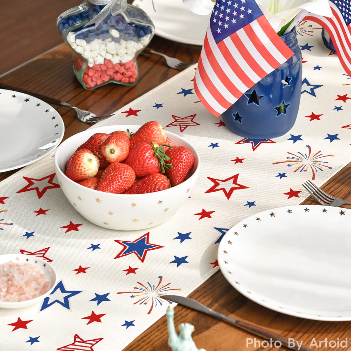 Artoid Mode patriotic table decor enhances festive gatherings at home.