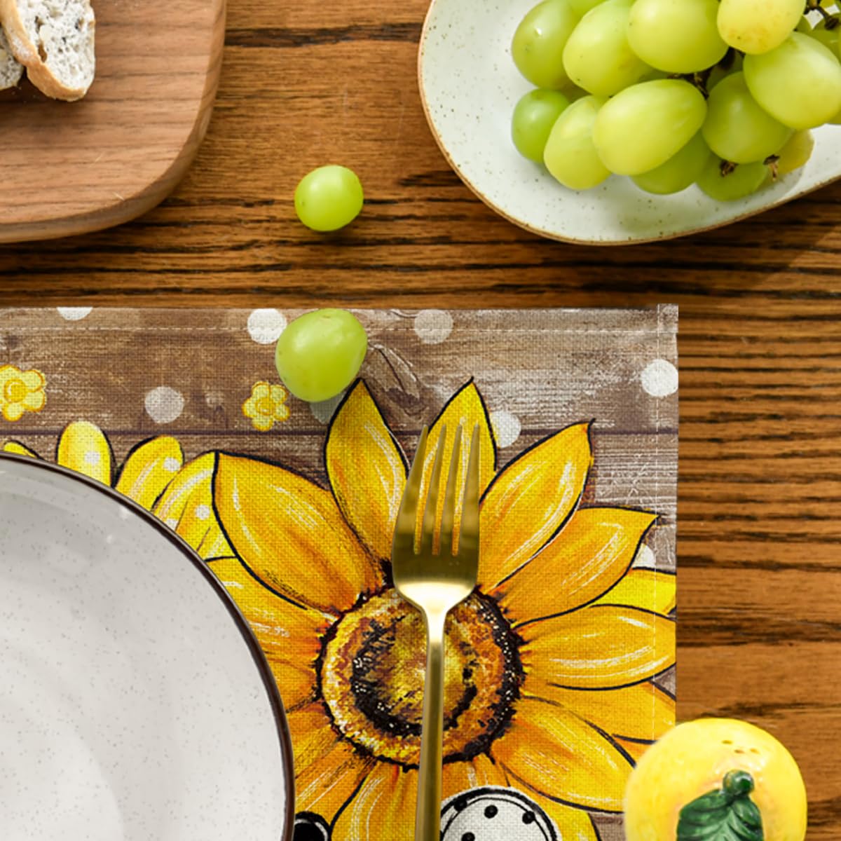 Artoid Mode vibrant design suits holidays, parties, and daily dining.