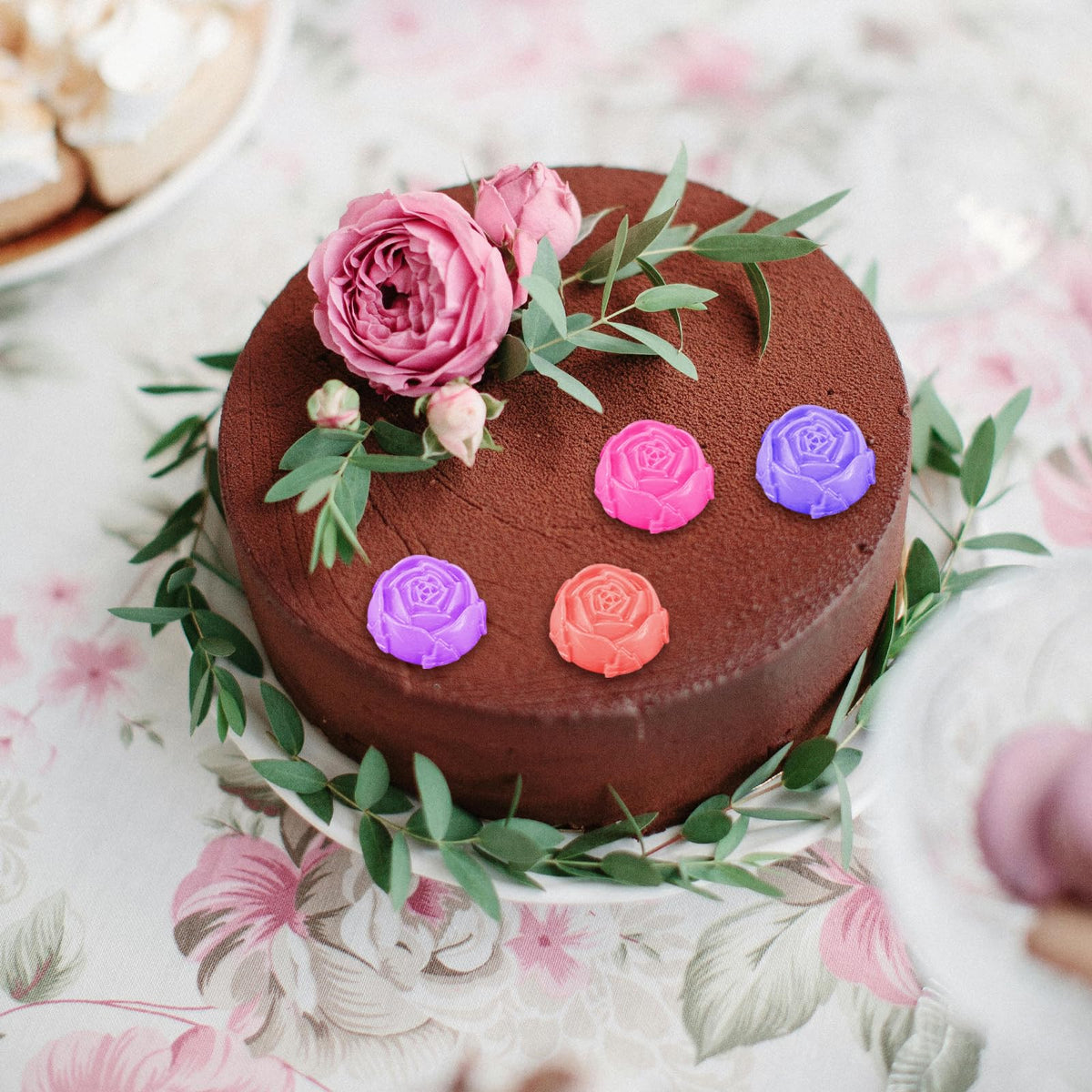 Aswewamt rose fondant mold ideal for sugarcraft decorating.
