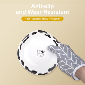 AUAUY 2 mitts and 4 pot holders cover all cooking needs.
