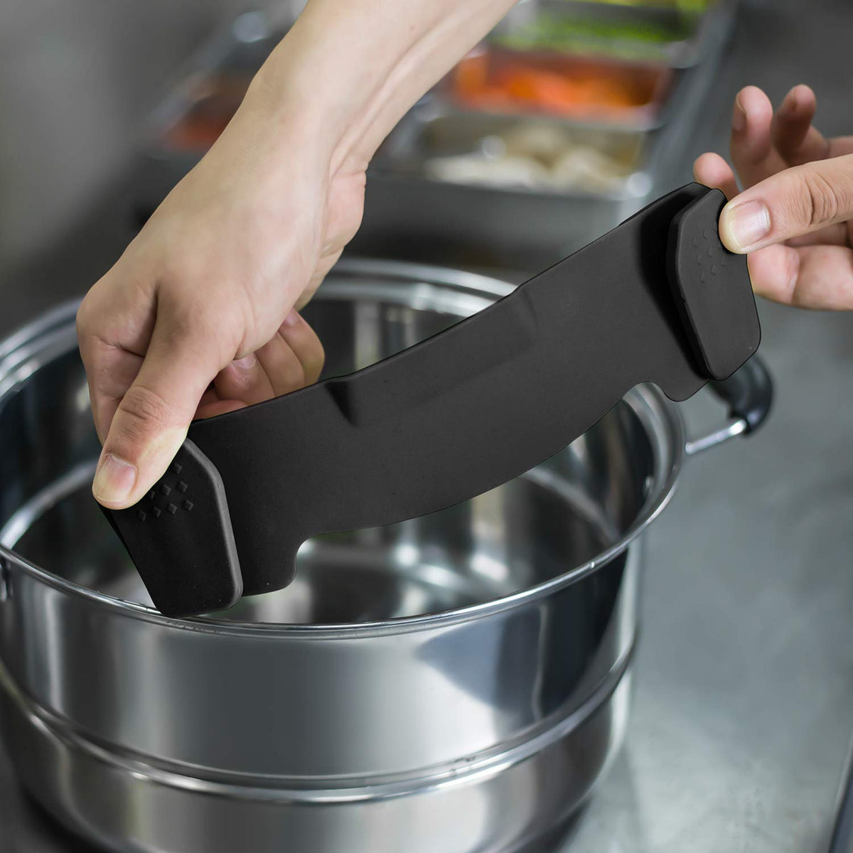 AUOON clip-on strainer clip design attaches to many pots.
