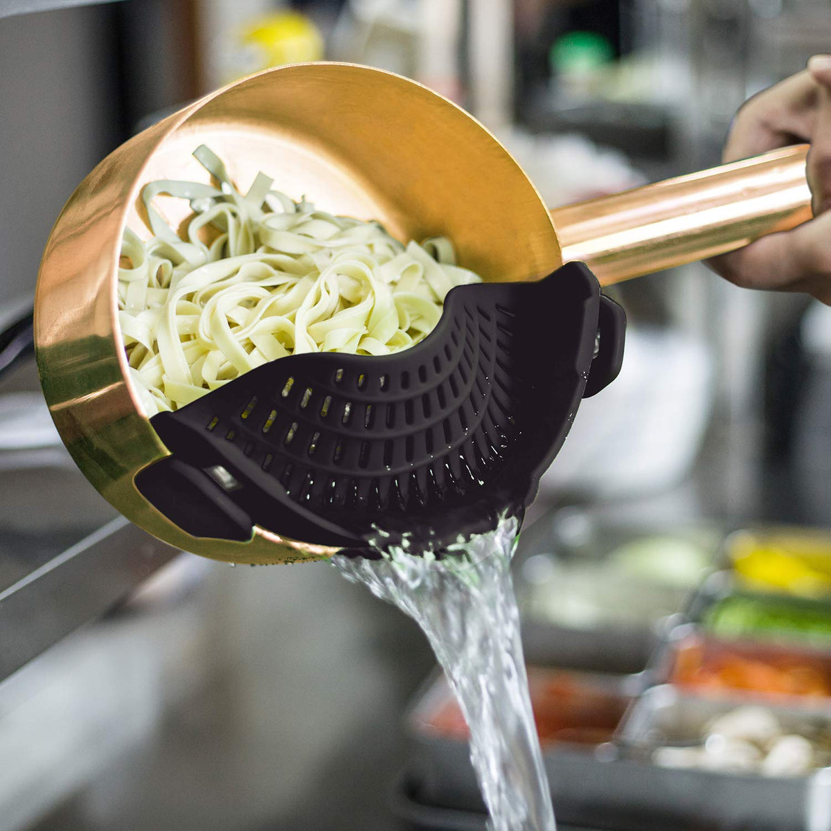 AUOON clip-on strainer handles high heat safely in cooking.