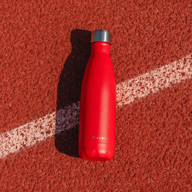 Auryu insulated bottle side view shows ergonomic grip and portable design.