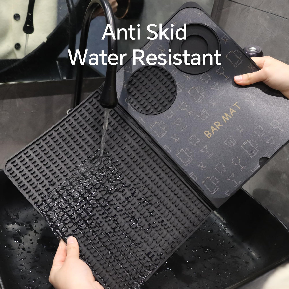 AVlovasd bar station removable cutting board protects blades during prep.