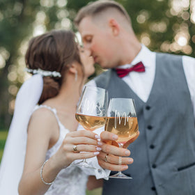 AW BRIDAL wine stopper included to preserve flavors
