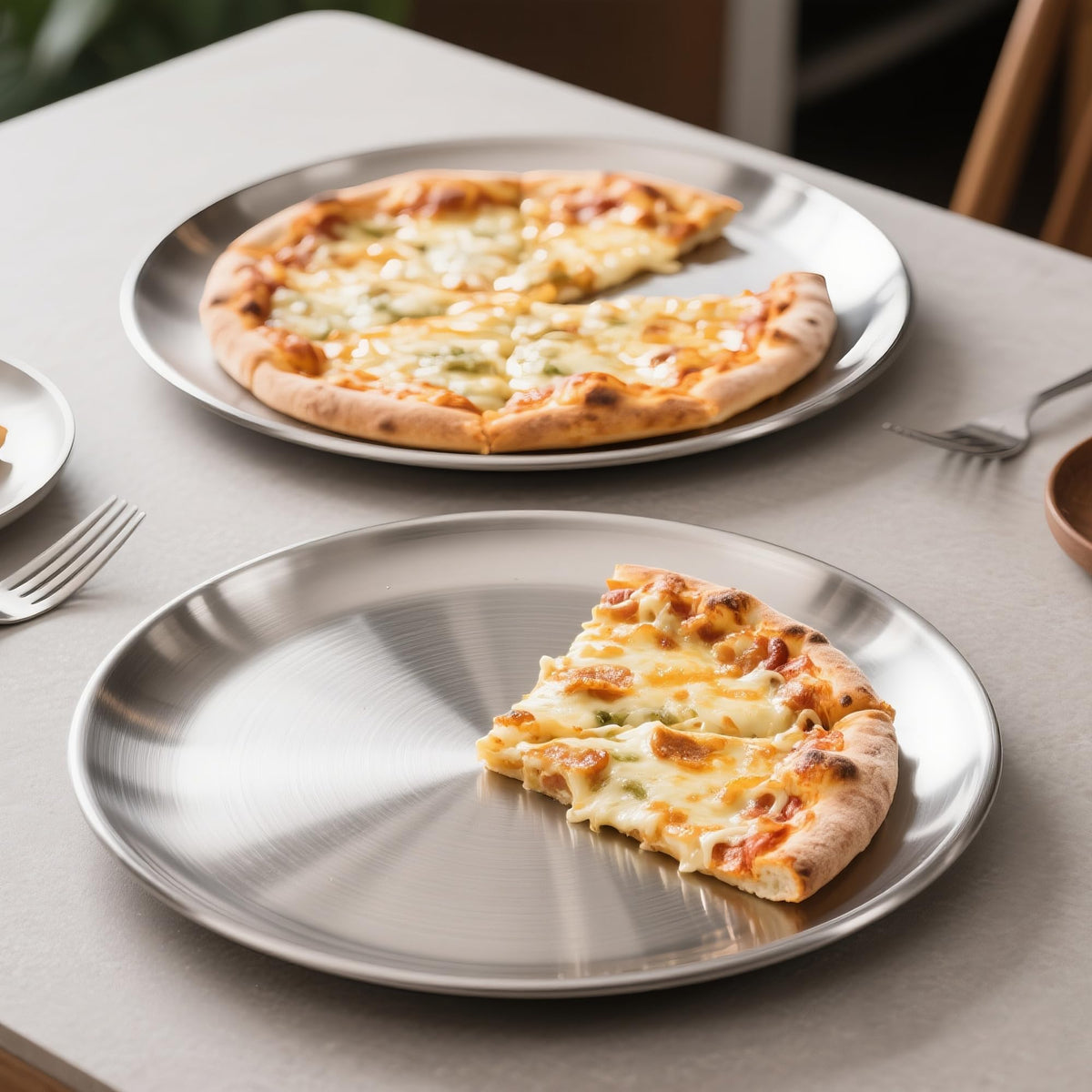 AWTBDP pan with sloped edges for clean topping coverage