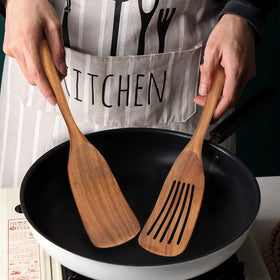 Ayiaren solid spatula in acacia wood, ideal for flipping and stirring.