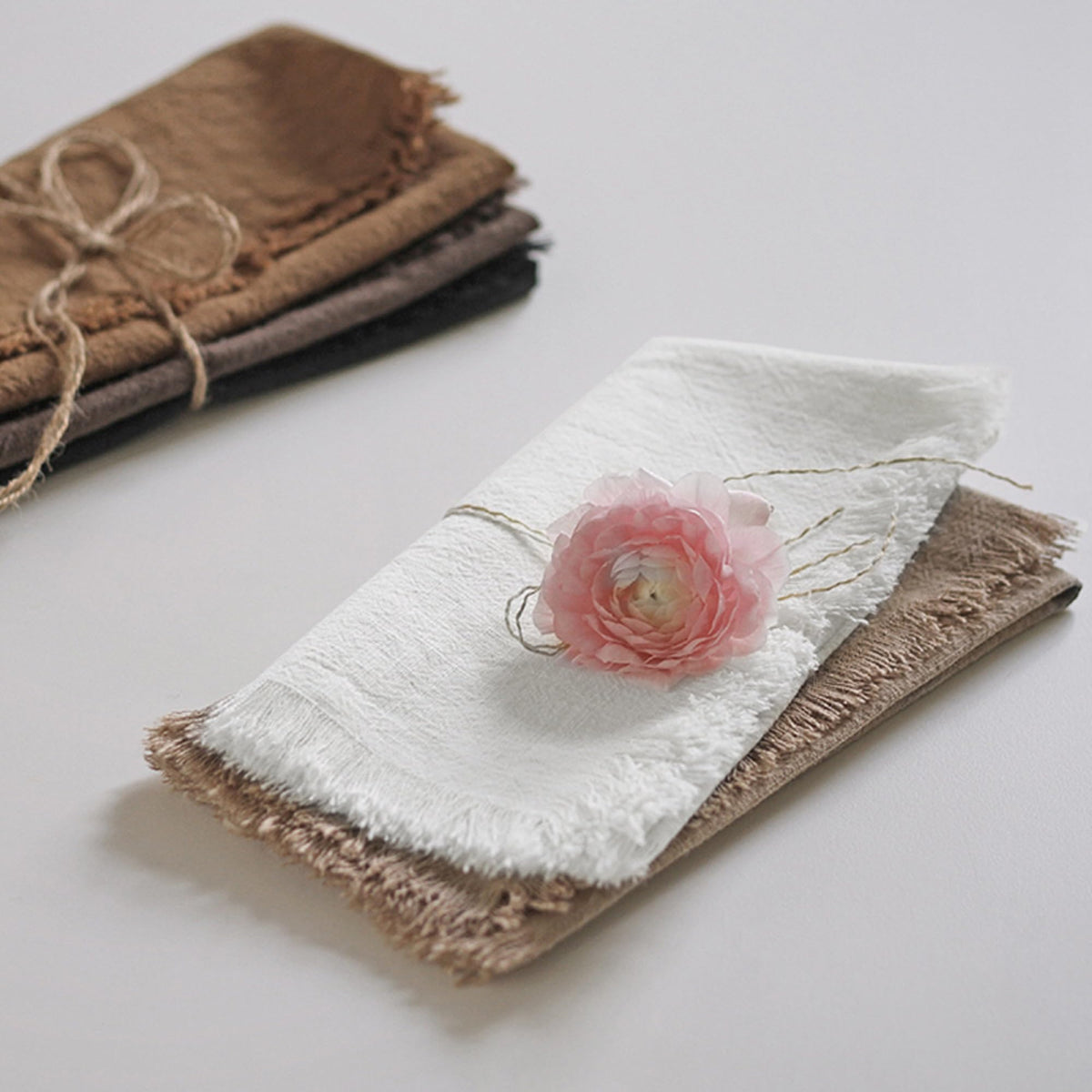 Ayuzawa cotton napkin with fringe in white suitable for weddings and events