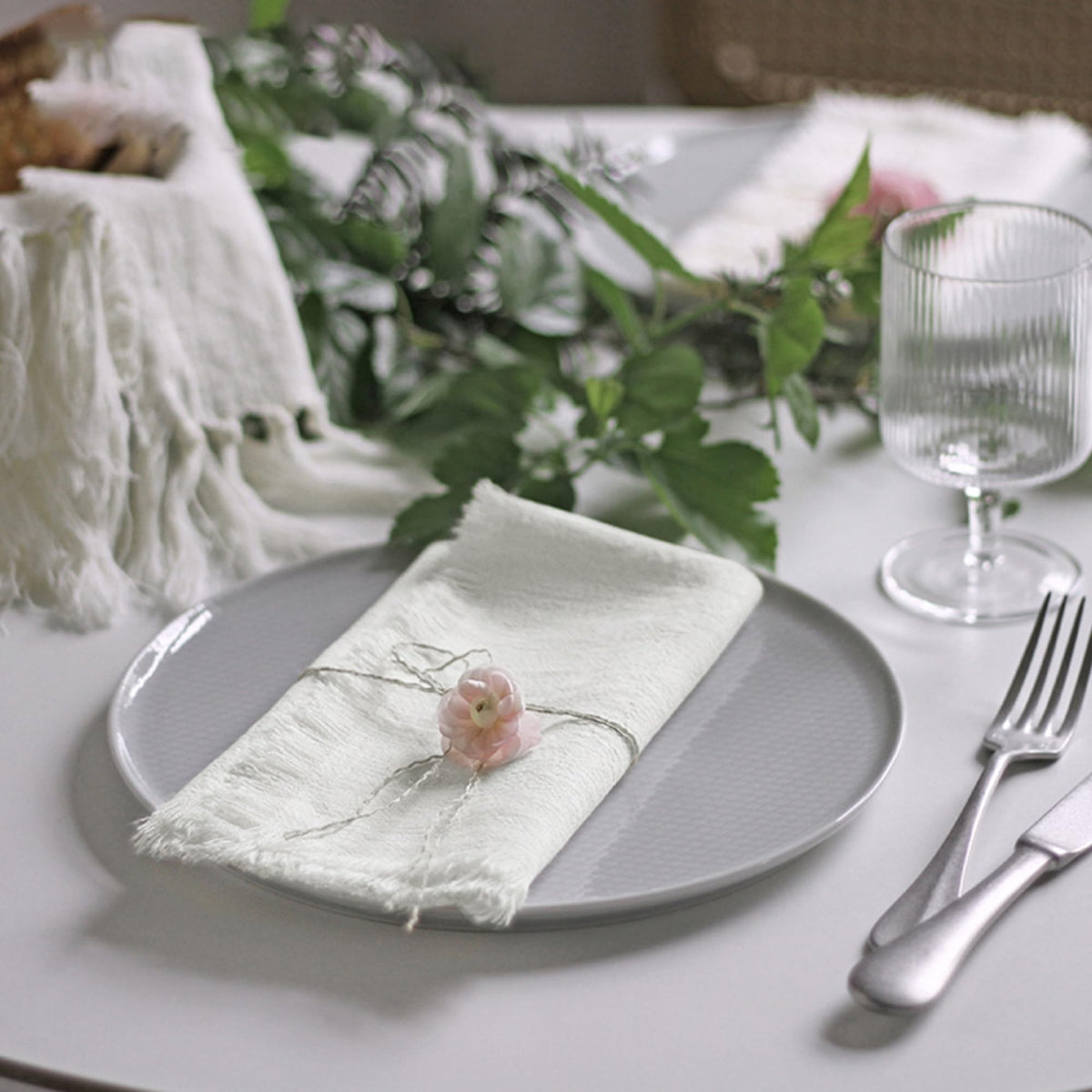 Ayuzawa napkins in white ready for machine washing and care