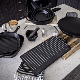 Backcountry Iron square pan's rugged finish adds character and lasting performance.