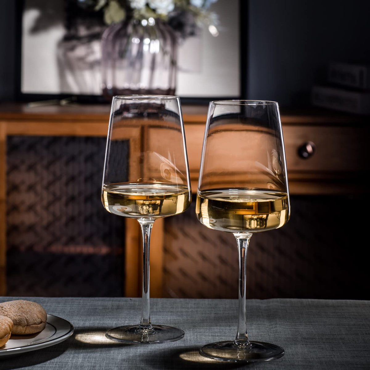 BACLIFE home bar display wine glasses suitable for daily use and occasions.