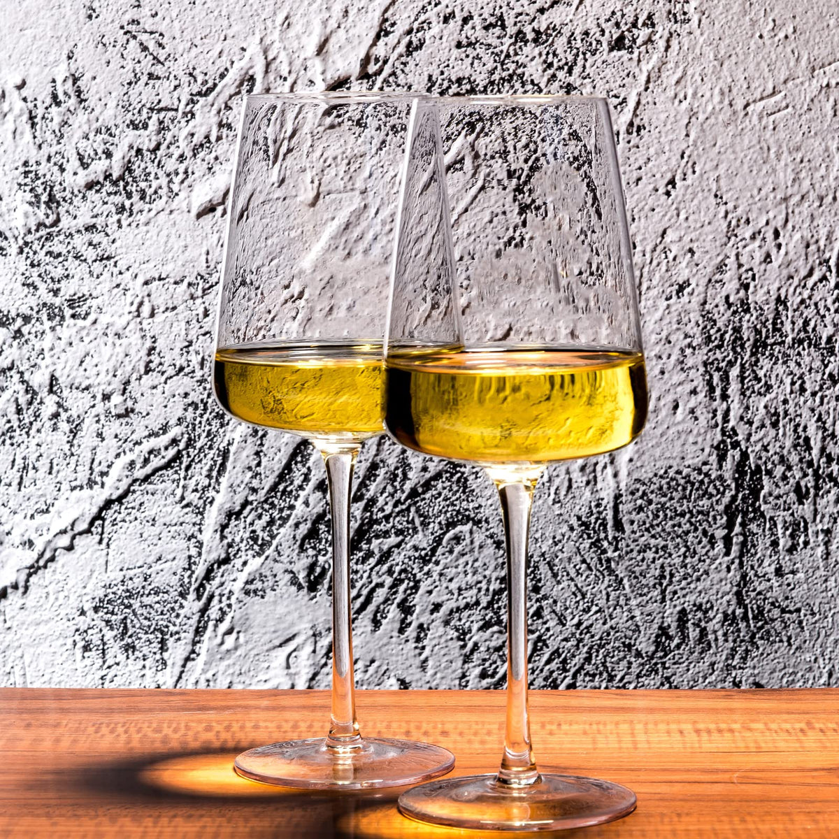 BACLIFE long-stem wine glass shown in a restaurant-style service setup for guests.
