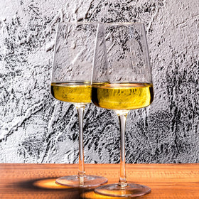 BACLIFE long-stem wine glass shown in a restaurant-style service setup for guests.