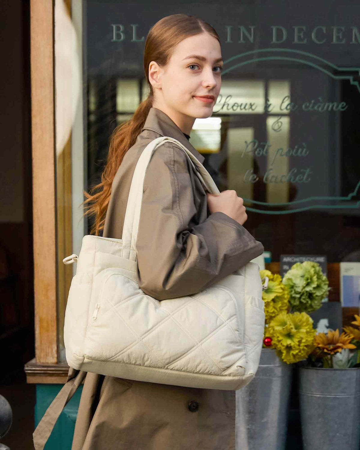 BAGSMART lunch bag front pocket includes bottle pocket for easy hydration.