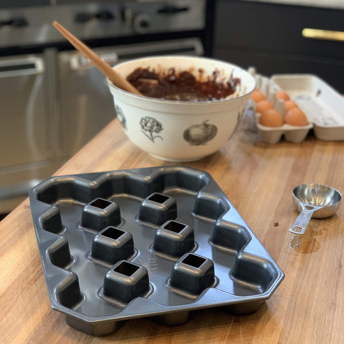 Bakelicious Crispy Corner Pan with non-stick coating enables easy brownie release
