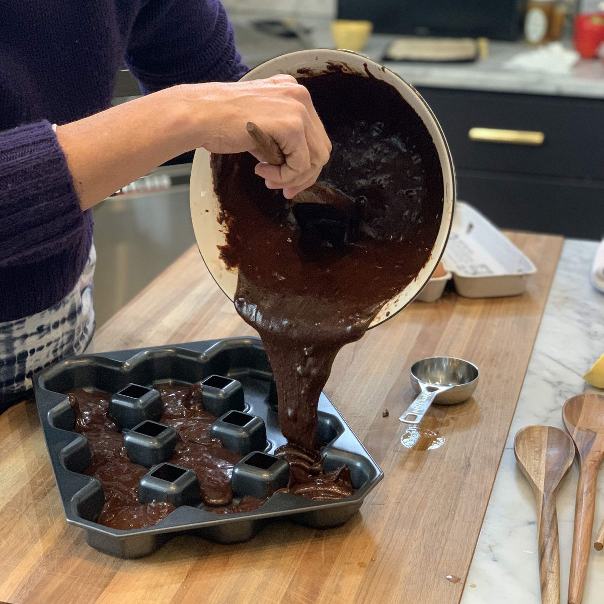 Stainless steel Bakelicious pan provides durable heat distribution for even baking