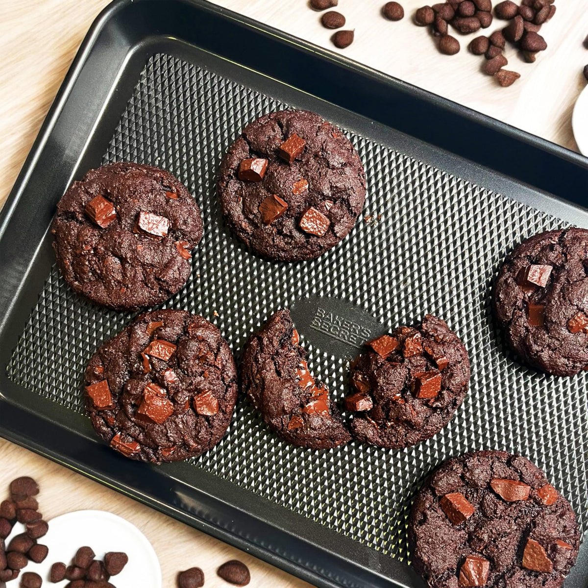 Baker's Secret two-layer nonstick coating delivers easy release and cleaning