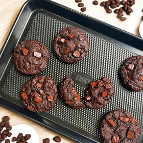Baker's Secret two-layer nonstick coating delivers easy release and cleaning