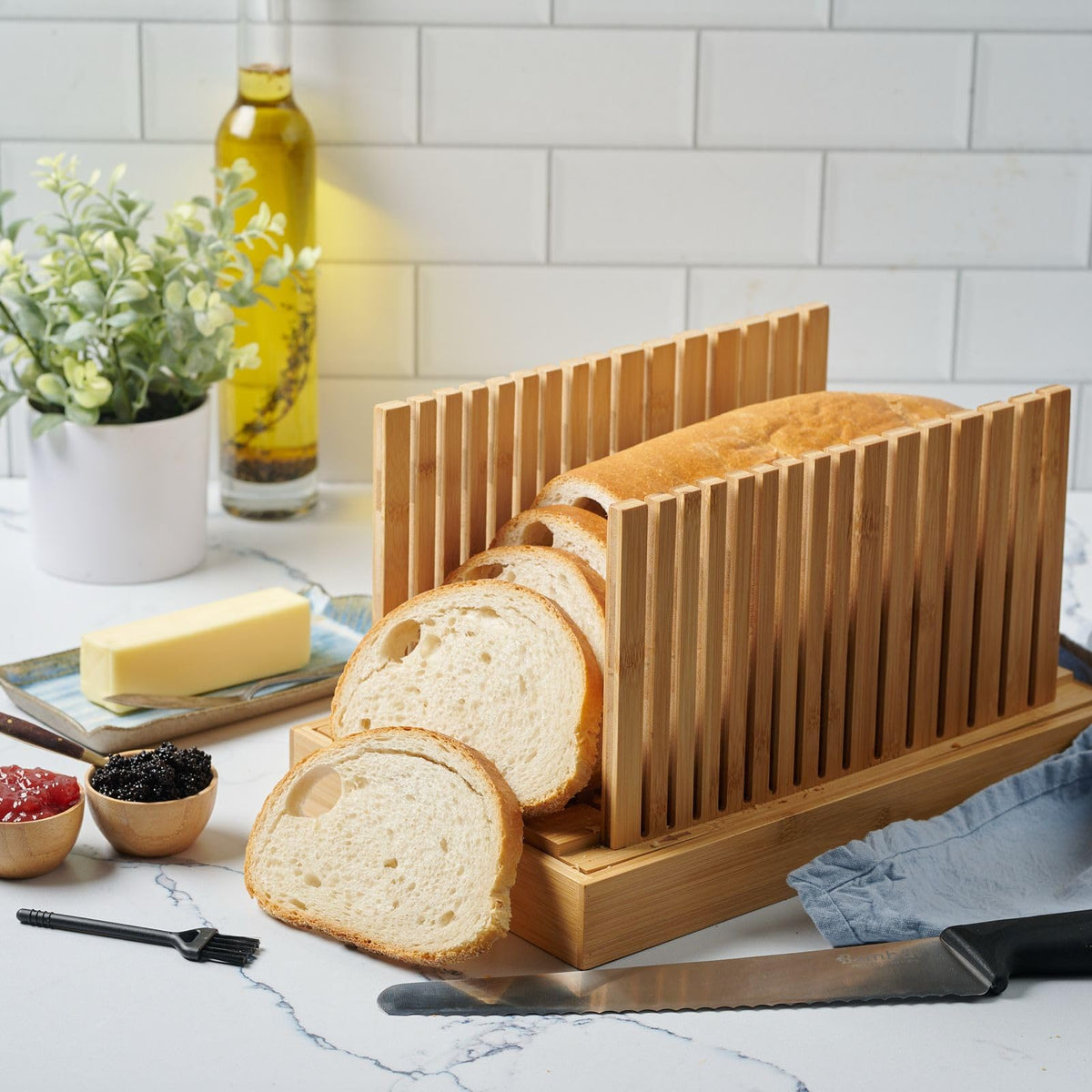 Bambüsi crumb tray serving dish keeps counter tidy while presenting freshly sliced bread.