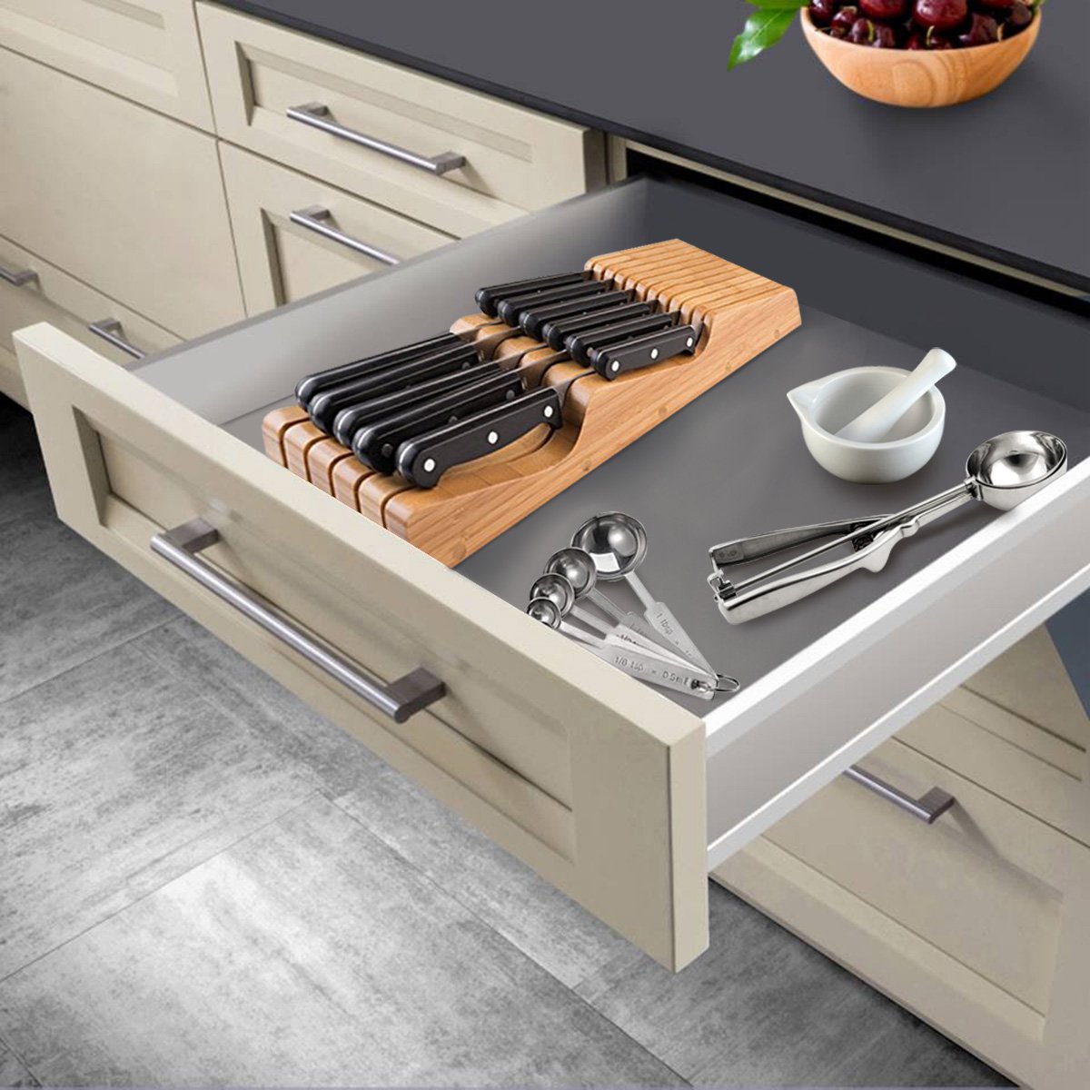 Bambüsi fits most kitchen drawers for clutter-free organization.