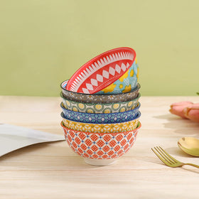 Batitie bowls with a glossy glaze simplify cleaning after desserts or snacks.
