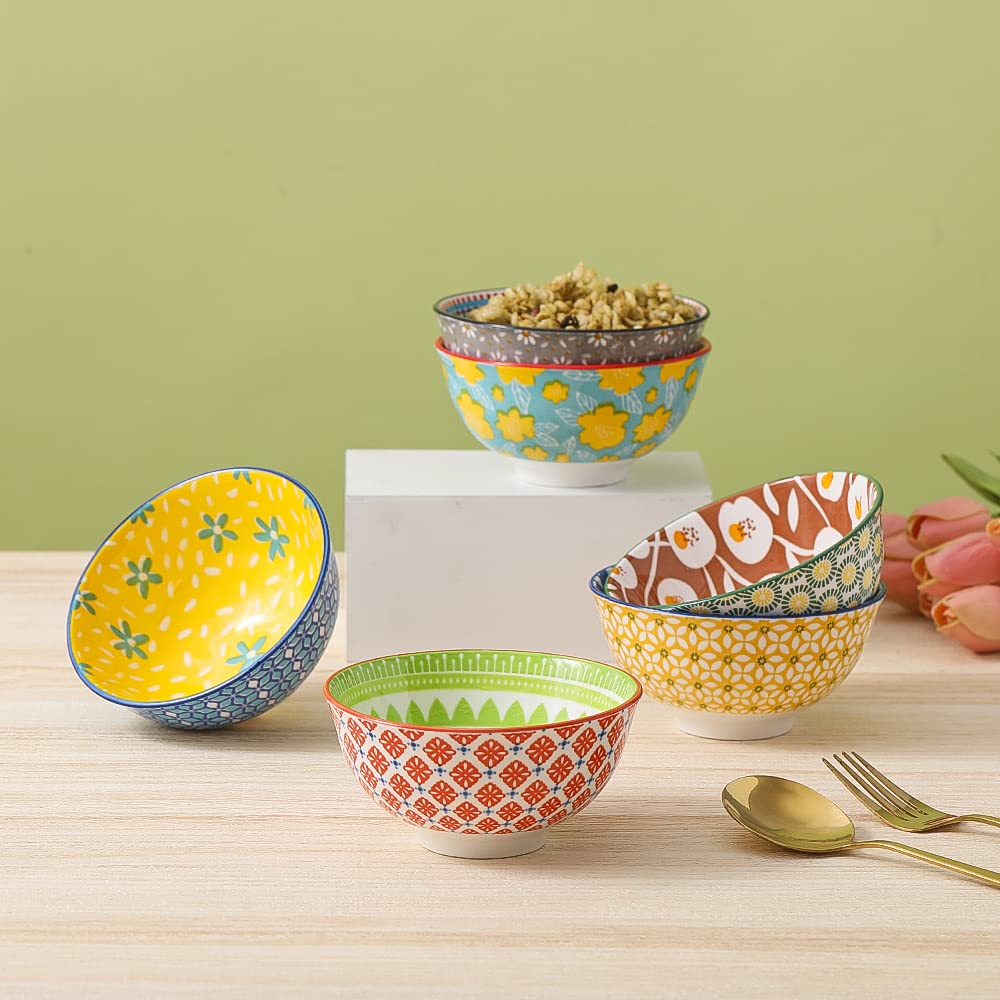 Batitie bowls feature a smooth, scratch-resistant glaze for durable daily use.