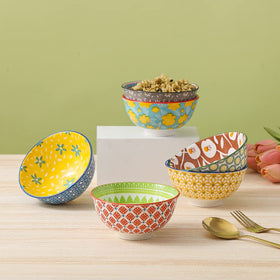 Batitie bowls feature a smooth, scratch-resistant glaze for durable daily use.