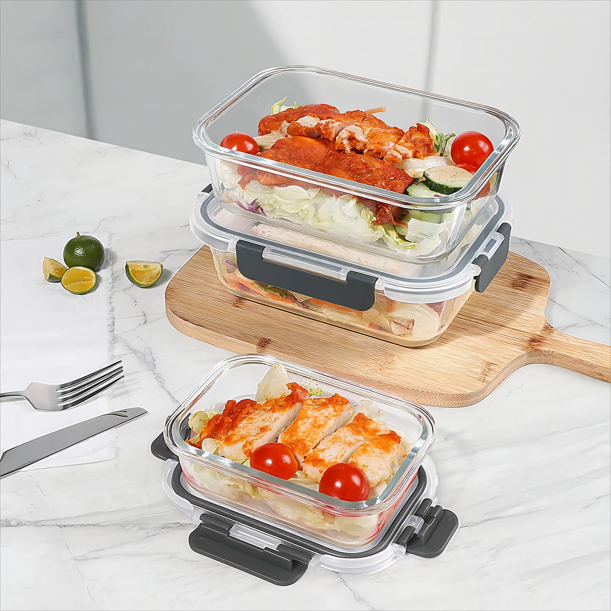 Bayzz leak-proof snap-lock lids with silicone seals prevent leaks during transport.