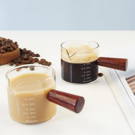 BCnmviku wood handle design reduces heat exposure during pouring