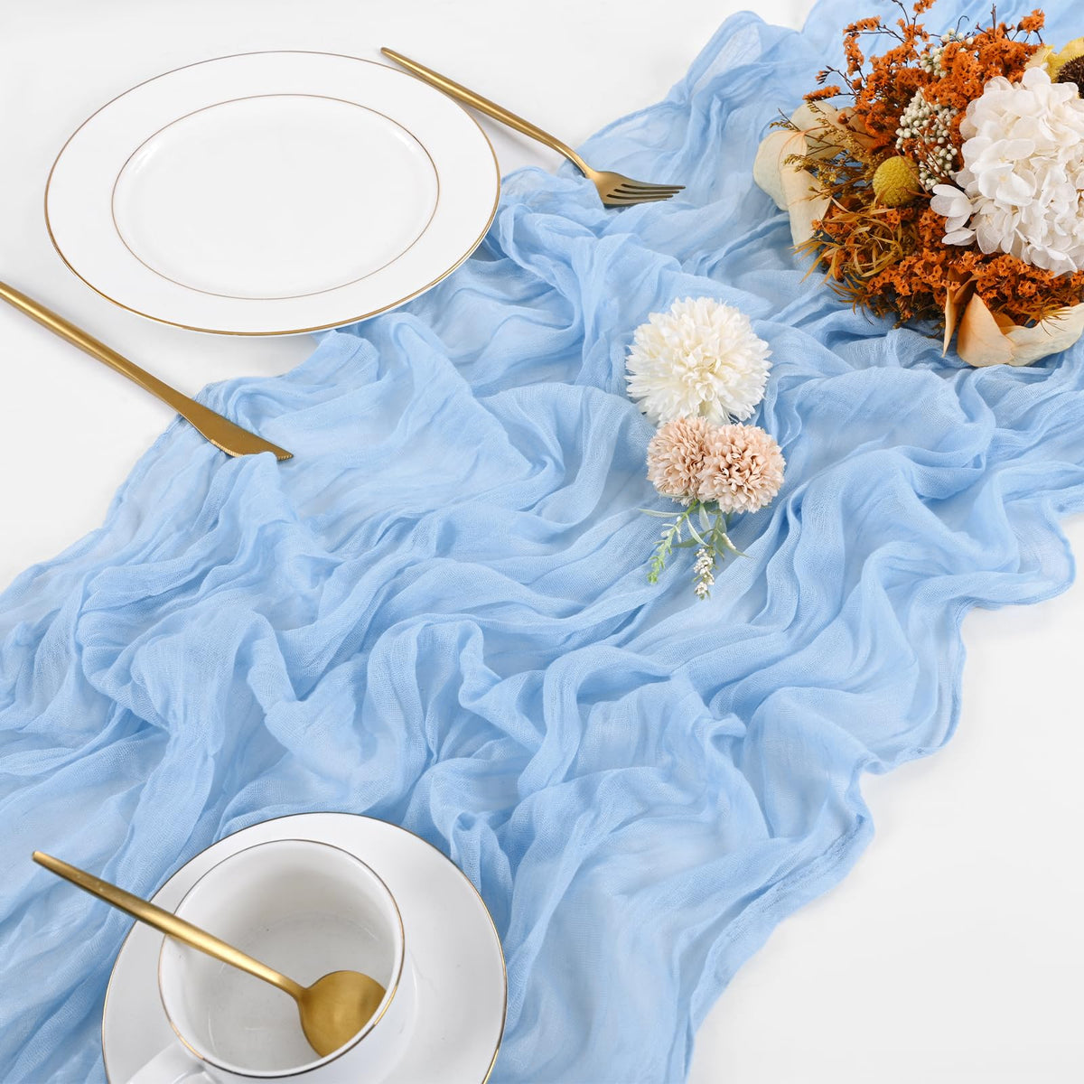 Beautane baby shower table runner creates soft, festive ambience.