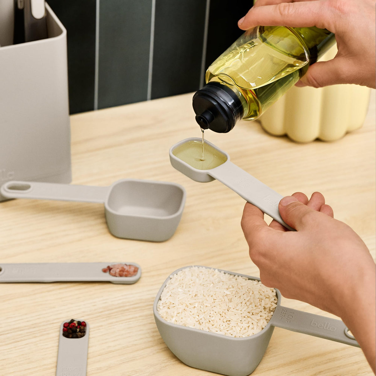 BELLA leveler included for precise measurements in recipes.