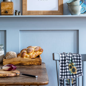 Bencailor kitchen towel with hanging loop for easy access and organization.