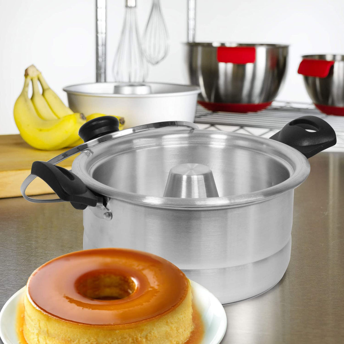 Bene Casa flan mold with glass lid for precise monitoring during baking.